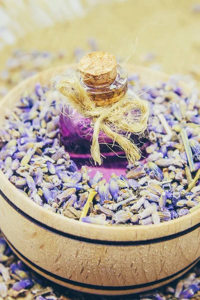 Aceite esencial de lavanda. Enfoque selectivo . — Foto de Stock