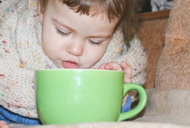 Çocuk hasta ve çok çay içer. Seçici odak. 
