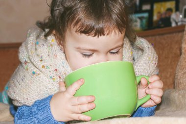 Çocuk hasta ve çok çay içer. Seçici odak. 