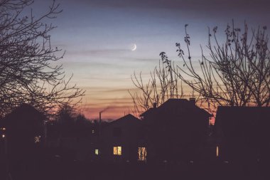 akşam evde gölge ve genç ay.