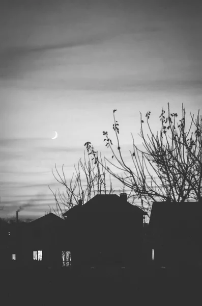 Вечірній будинок в тіні і молодий місяць . — стокове фото