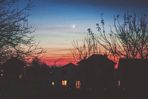 Casa de la tarde a la sombra y el mes joven . —  Fotos de Stock