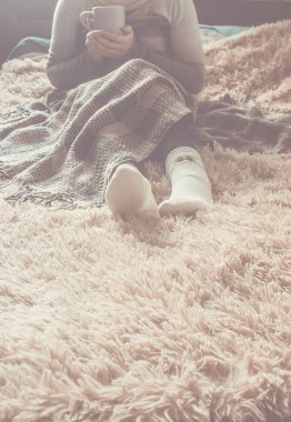 Naya bir fincan bir kızla bir battaniyenin altında yatıyor. Rekreasyon. Seçici odak. 