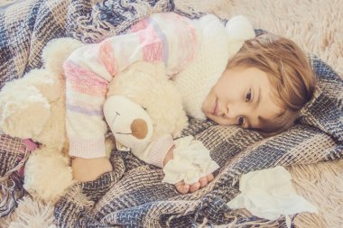 Soğuk, çocuk. Burun akıntısı. Seçici odak. 