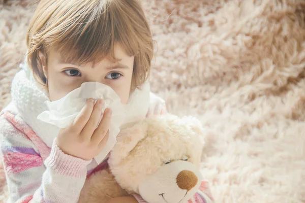 Cold at the child. Runny nose. Selective focus. — Stock Photo, Image