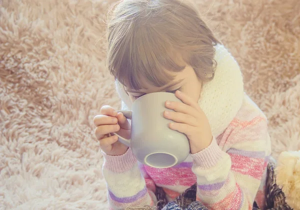 Soğuk, çocuk. Çay içme. Seçici odak. 