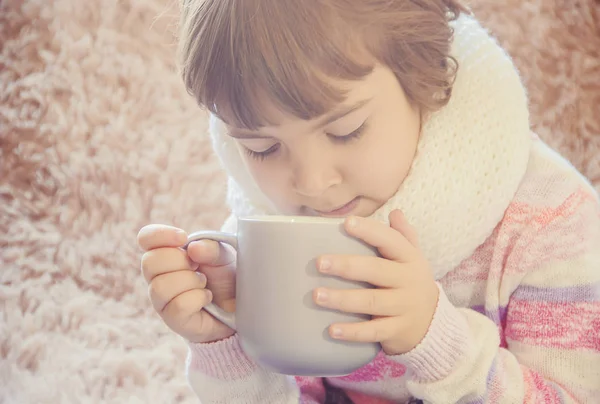 Soğuk, çocuk. Çay içme. Seçici odak. 