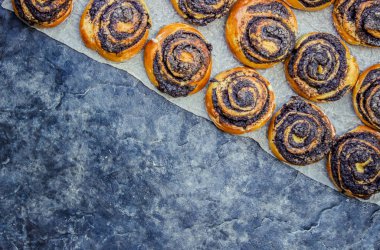 Haşhaş tohumu ile buns ev yapımı. Tarafından kendi elleriyle yaptı. Seçici odak. 