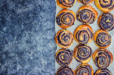 Haşhaş tohumu ile buns ev yapımı. Tarafından kendi elleriyle yaptı. Seçici odak. 