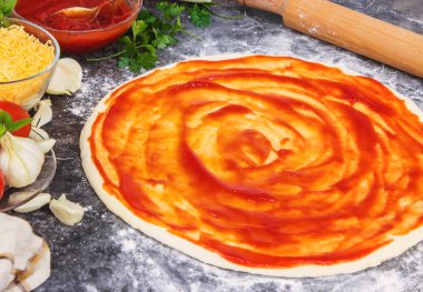 Pizza yemek. seçici odak. 