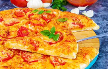 Pizza yemek. seçici odak. 