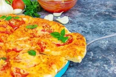 Pizza yemek. seçici odak. 