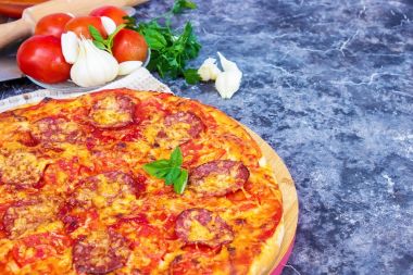 Pizza yemek. seçici odak. 