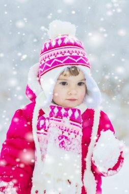 Bir çocuk kışın karda oynuyor. Seçici odak.