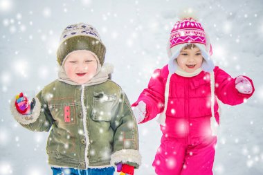 Bir çocuk kışın karda oynuyor. Seçici odak.