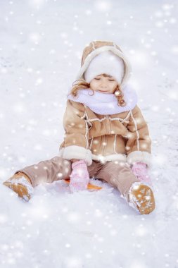 Bir çocuk kışın karda oynuyor. Seçici odak.