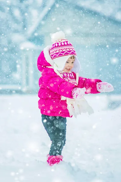 冬の雪の中で子供を果たしています。選択と集中. — ストック写真