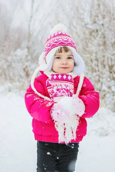 Un enfant joue dans la neige en hiver. Concentration sélective . — Photo