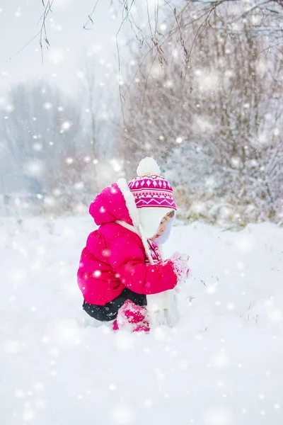 冬天孩子在雪地里玩耍。选择性焦点. — 图库照片