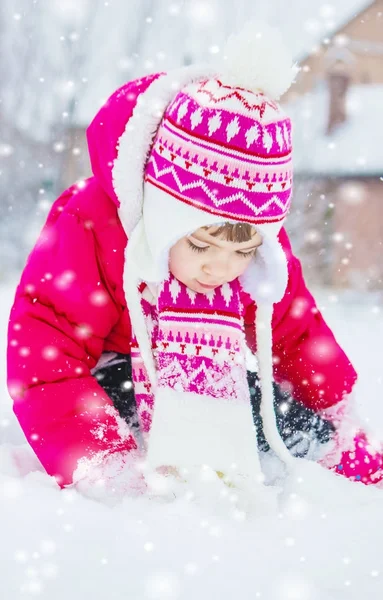 冬天孩子在雪地里玩耍。选择性焦点. — 图库照片
