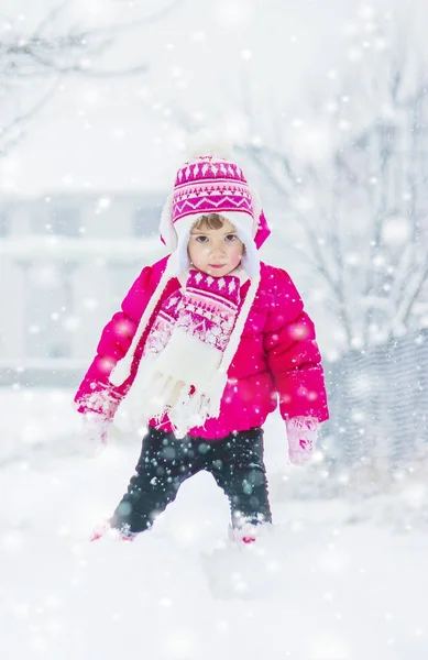 冬の雪の中で子供を果たしています。選択と集中. — ストック写真