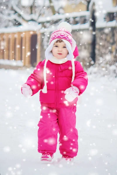 Barn leker i snön på vintern. Selektivt fokus. — Stockfoto