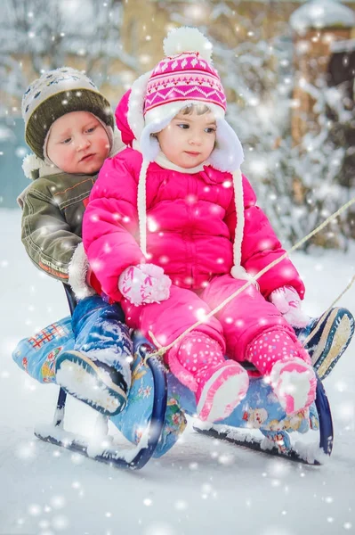 冬の雪の中で子供を果たしています。選択と集中. — ストック写真