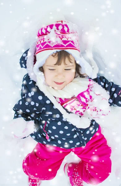 Ένα παιδί παίζει στο χιόνι το χειμώνα. Επιλεκτική εστίαση. — Φωτογραφία Αρχείου
