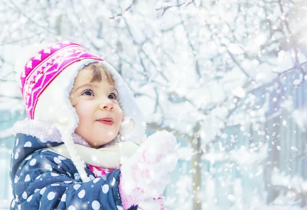 Un bambino gioca nella neve in inverno. Focus selettivo . — Foto Stock