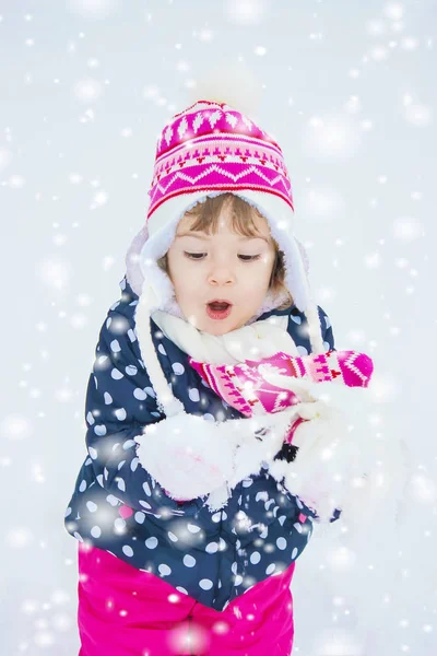 Un enfant joue dans la neige en hiver. Concentration sélective . — Photo