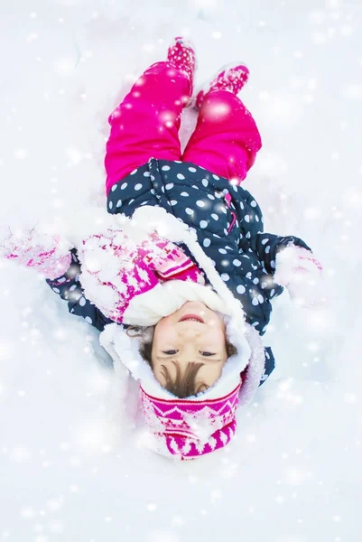 Un bambino gioca nella neve in inverno. Focus selettivo . — Foto Stock