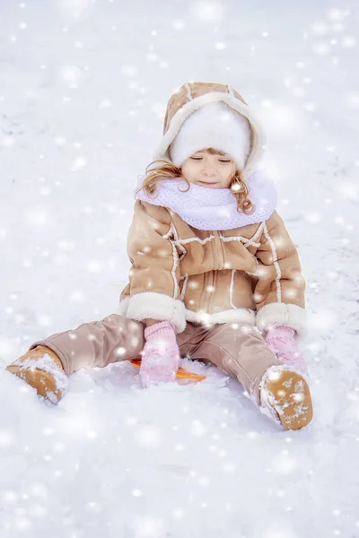 Un enfant joue dans la neige en hiver. Concentration sélective . — Photo