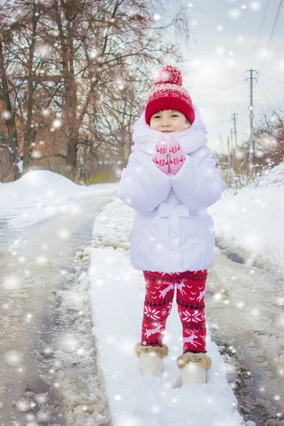 Дитина грає на снігу взимку. Вибірковий фокус . — стокове фото