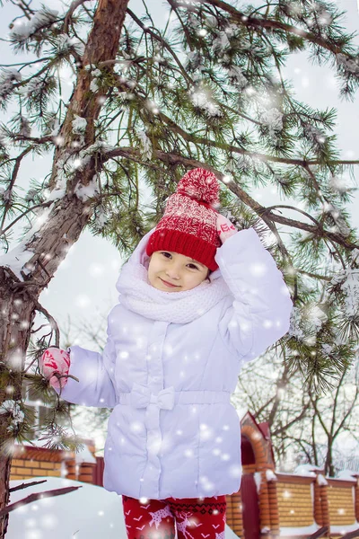 Un bambino gioca nella neve in inverno. Focus selettivo . — Foto Stock