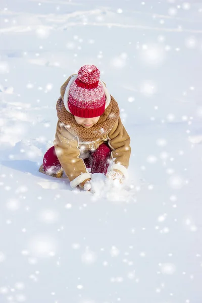 Barn leker i snön på vintern. Selektivt fokus. — Stockfoto