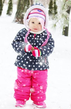 Bir çocuk kışın karda oynuyor. Seçici odak.