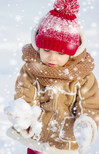 冬の雪の中で子供を果たしています。選択と集中. — ストック写真