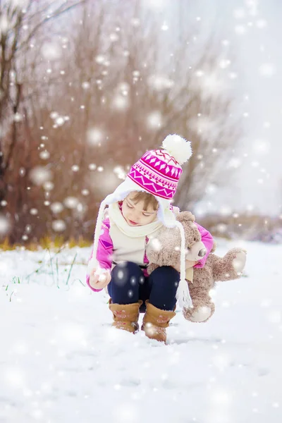 Дитина грає на снігу взимку. Вибірковий фокус . — стокове фото