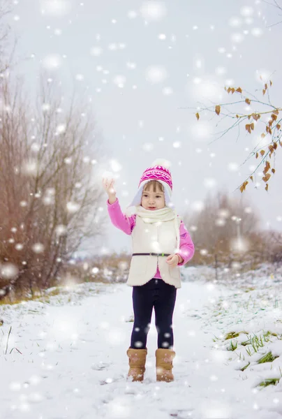 Barn leker i snön på vintern. Selektivt fokus. — Stockfoto