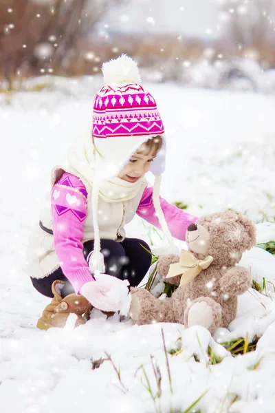 A gyermek játszik a hó a téli hónapokban. Szelektív összpontosít. — Stock Fotó
