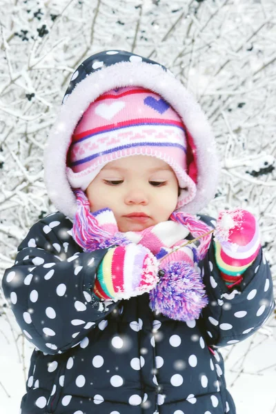 A child plays in the snow in the winter. Selective focus. — Stock Photo, Image
