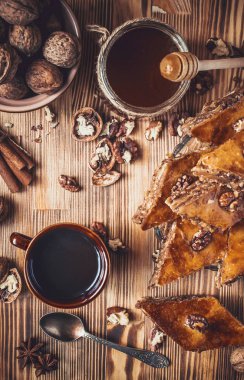 Ceviz ile baklava tatlım. Seçici odak. 