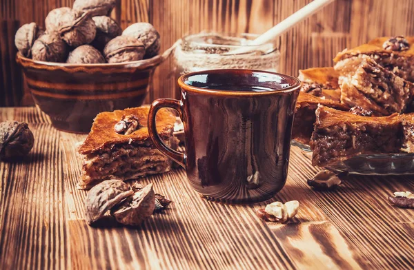 Miel de Baklava con nueces. Enfoque selectivo . — Foto de Stock