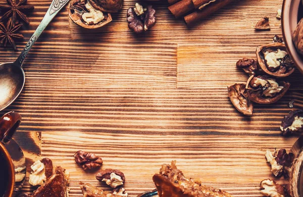 Баклавський мед з волоськими горіхами. Вибірковий фокус . — стокове фото
