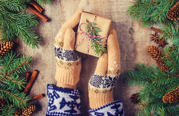 Holzhintergrund mit Geschenken. Selektiver Fokus. — Stockfoto