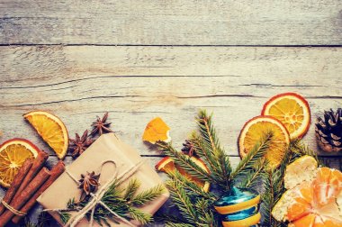 Hediyeler ile ahşap arka plan. Seçici odak.