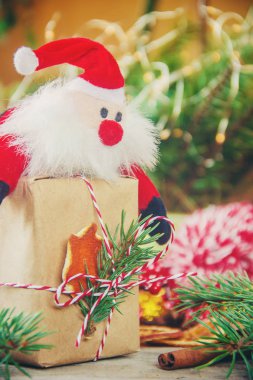 Hediyeler ile ahşap arka plan. Seçici odak. 