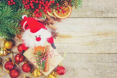 Hediyeler ile ahşap arka plan. Seçici odak. 