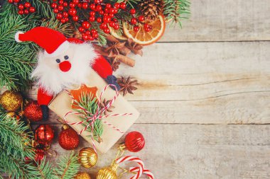 Hediyeler ile ahşap arka plan. Seçici odak. 