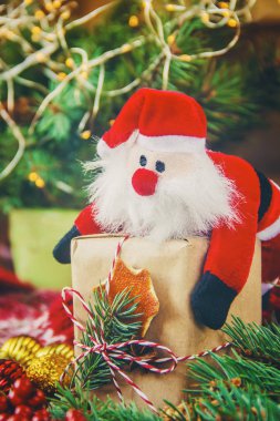 Hediyeler ile ahşap arka plan. Seçici odak. 